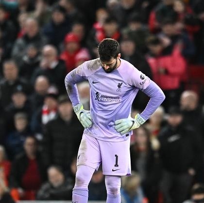 Andrew Powell/Liverpool FC via Getty Images - Alisson cabisbaixo após falha