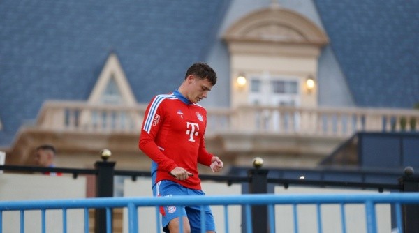 Pavard, entrenándose con Bayern Múnich en Doha, Qatar