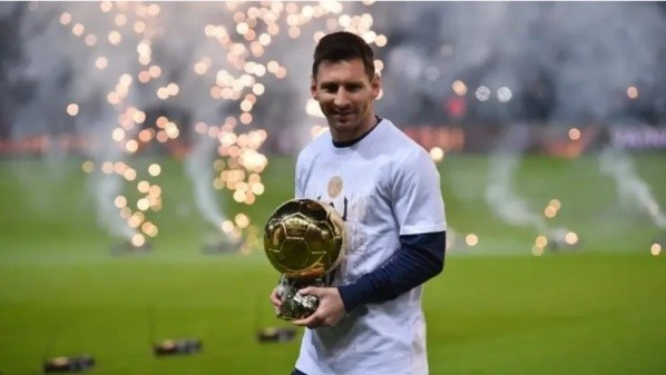 El homenaje del PSG a Lionel Messi en diciembre del 2021 por la obtención de su séptimo Balón de Oro. @PSG_espanol