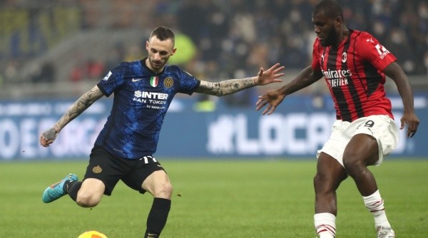 Brozovic y Kessié, hasta hace poco se enfrentaban en el derbi de Milan