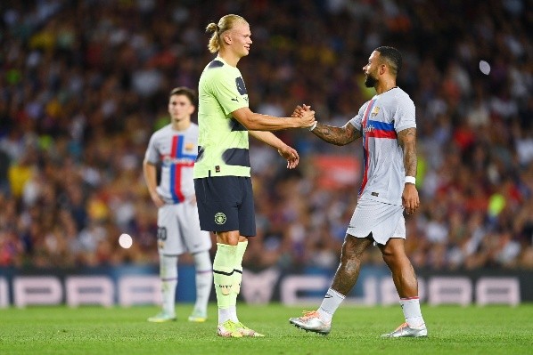Memphis Depay junto a Erling Haaland