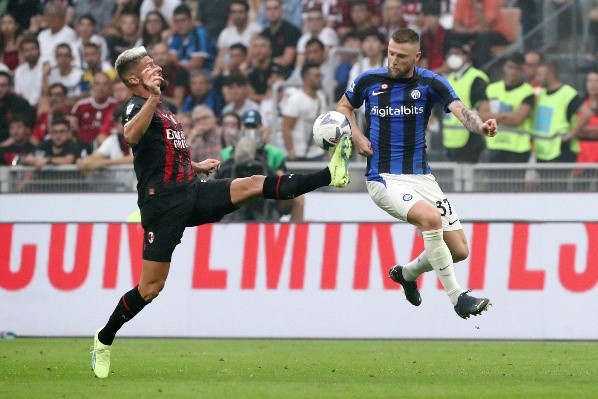 Oliver Giroud en la disputa de balón con Milan Škriniar en el último Milan vs. Inter. Getty Images.