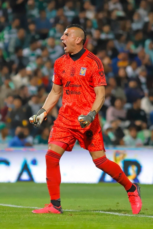 Nahuel Guzmán grita gol de Tigres ante la afición de Santos (Imago 7)