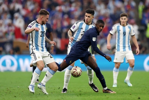 Alexis Mac Allister y Enzo Fernández en acción ante Ousmane Dembélé en Argentina vs. Francia. Getty Images.