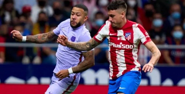 Memphis Depay enfrentando al Atlético de Madrid, su posible nuevo equipo.