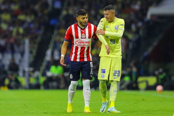 Difícil, pero no imposible que Alexis Vega juegue vs. América (Getty Images)