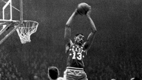 Wilt Chamberlain, en el aire, tomando uno de los tantos rebotes en el All Star Game (NBA History)