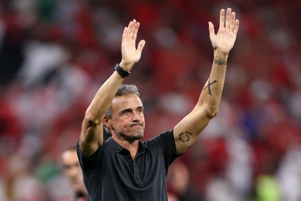 Luis Enrique saludando a la grada en donde se encontraba la afición española luego de la derrota sufrida a manos de Marruecos en los Octavos de Final de Qatar 2022.