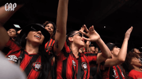Foto: Reprodução/Instagram oficial Athletico/PR - Mulheres e crianças fizeram a festa na Arena da Baixada