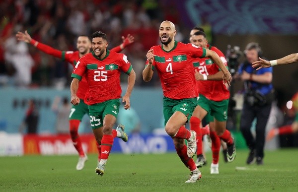 Sofyan Amrabat en la celebración de la victoria de Marruecos sobre España por penales en los Octavos de Final de Qatar 2022.