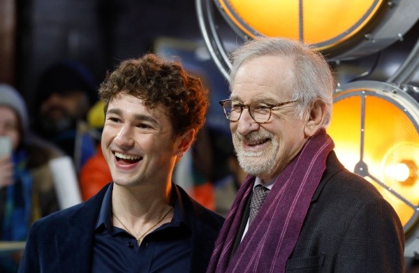 Gabriel LaBelle junto al director Steven Spielberg. (Getty Images)
