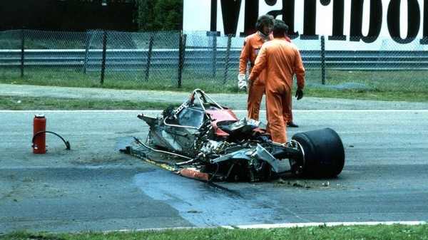 El auto de Villeneuve, aún en la pista y mostrando las consecuencias del fatal accidente (Imago)