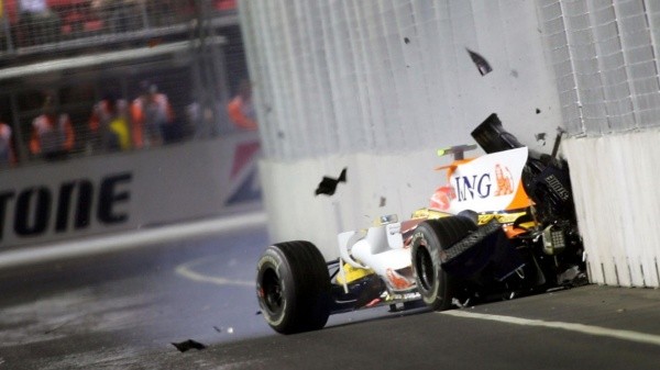Momento del impacto contra el muro de Nelsinho Piquet en el GP de Singapur (Getty Images)