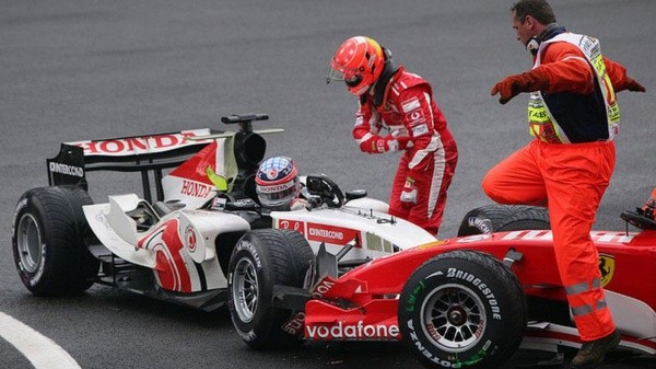 Schumacher fue a buscar al japonés Sato después del toque entre ambos autos (Pinterest)