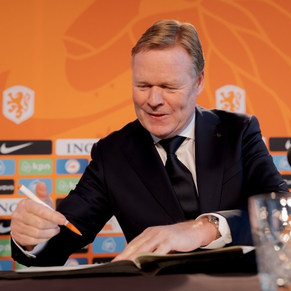 Ronald Koeman firmó su contrato como entrenador de Países Bajos. @OnsOranje