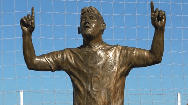 La estatua de Lionel Messi que está ubicada en Mar del Plata (Foto: YouTube Canal 2 Mar del Plata)