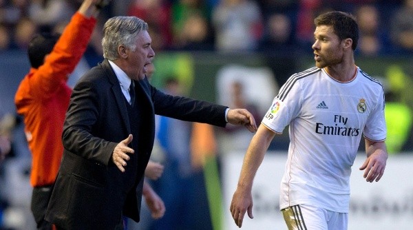 Xabi Alonso, durante su etapa como jugador del Madrid, con Ancelotti de DT