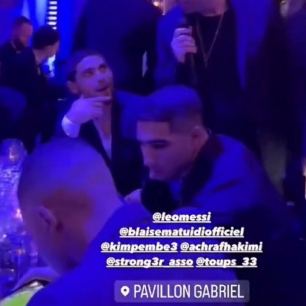 Mbappé viendo el partido de Real Madrid con Hakimi