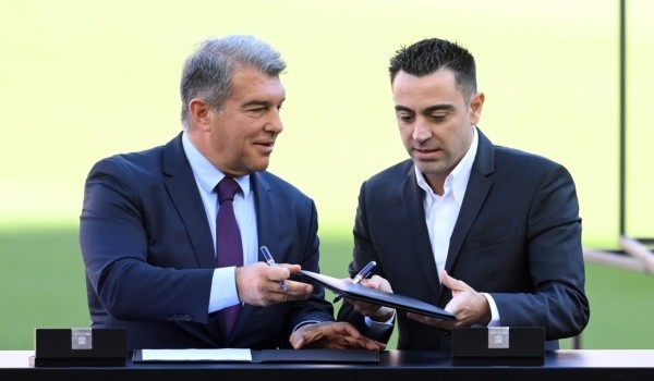 Xavi Hernández y Joan Laporta: Getty 