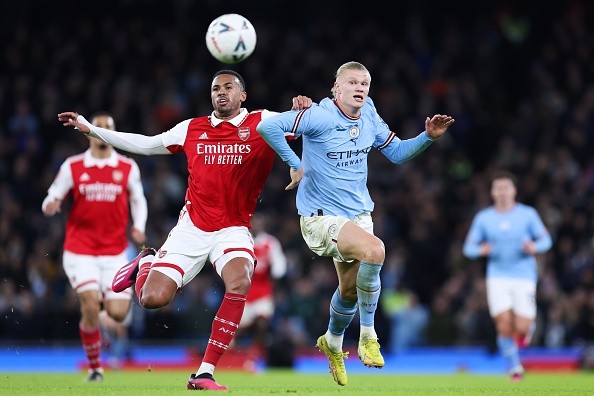 Acción de juego entre Arsenal y Manchester City. Getty.
