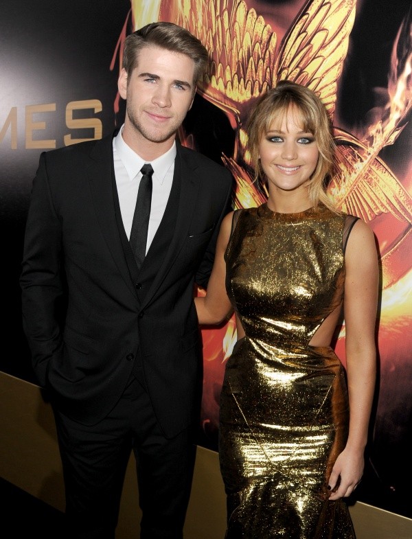 El vestido dorado de Jennifer Lawrance, similar al de Miley Cyrus en Flowers (Getty).