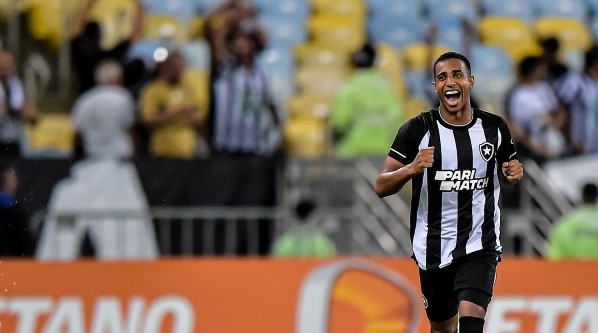 Victor Sá anotou o primeiro gol do Botafogo - Foto: Thiago Ribeiro/AGIF