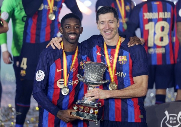 Ousmane Dembélé y Robert Lewandowski alzando la Supercopa de España que el Barcelona le ganó al Real Madrid.
