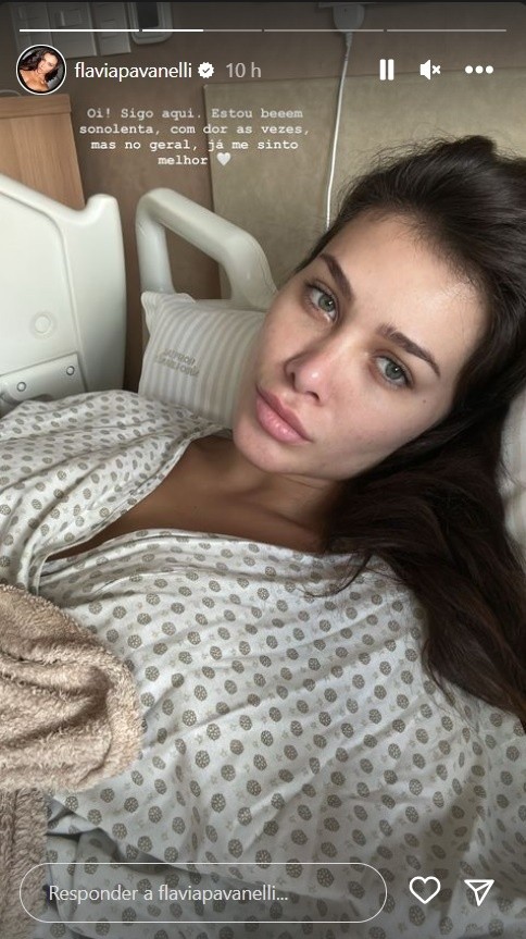 Flavia Pavanelli tranquiliza fãs após ser hospitalizada: “Fica aqui meu alerta”. Imagem: Reprodução/Stories Instagram oficial da influenciadora.