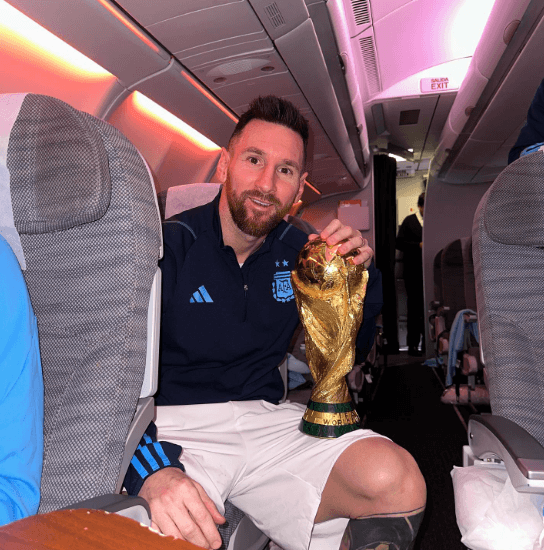 Messi no avião para a Argentina após o título. 
    Reprodução/Instagram oficial de Lionel Messi