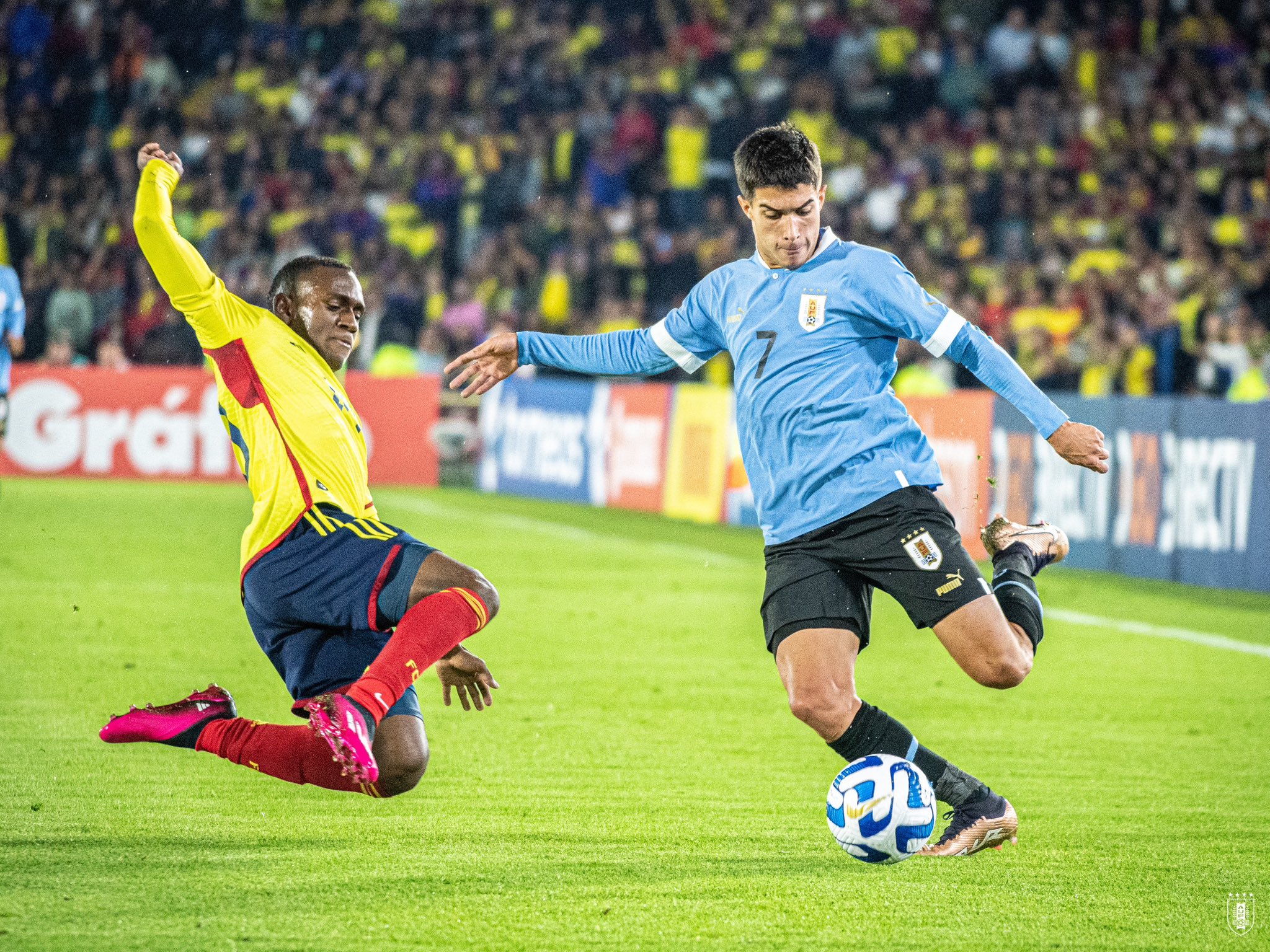 Acción de juego entre Colombia y Uruguay. Twitter.