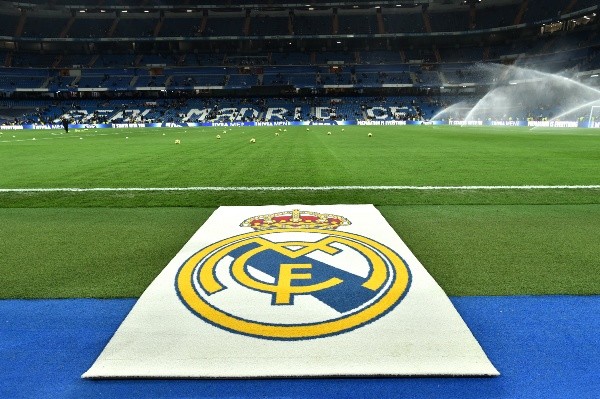 El regado del césped del Santiago Bernabéu en la previa de Real Madrid vs. Real Sociedad. Getty Images.
