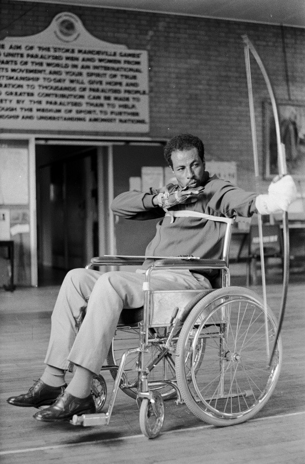 El mmagnífico Abebe Bikila, ganador de dos medallas de oro en Maratón en Roma 1960 y Tokio 1964. Tras un accidente, se convirtió en atleta paralímpico (Getty)