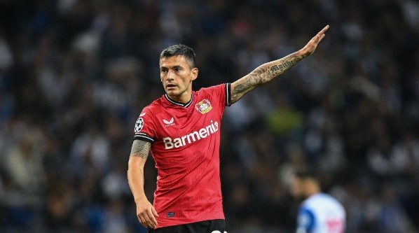 PORTO, PORTUGAL - OCTOBER 04: Charles Aránguiz of Bayer 04 Leverkusen in action during the UEFA Champions League group B match between FC Porto and Bayer 04 Leverkusen at Estadio do Dragao on October 4, 2022 in Porto, Portugal. (Photo by Octavio Passos/Getty Images)-Not Released (NR) PORTO, PORTUGAL - OCTOBER 04: Charles Aránguiz of Bayer 04 Leverkusen in action during the UEFA Champions League group B match between FC Porto and Bayer 04 Leverkusen at Estadio do Dragao on October 4, 2022 in Porto, Portugal. (Photo by Octavio Passos/Getty Images)-Not Released (NR)