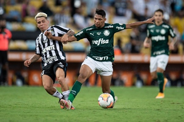 RJ - Rio de Janeiro - 30/01/2021 - LIBERTADORES 2020, PALMEIRAS X SANTOS - Rony jogador do Palmeiras disputa lance com Soteldo jogador do Santos durante partida no estadio Maracana pelo campeonato Libertadores 2020. Foto: Jorge Rodrigues/AGIF