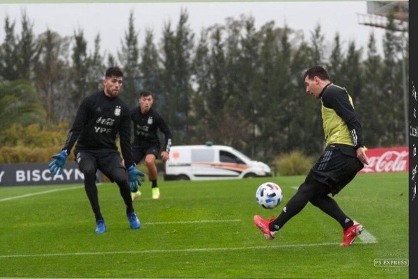 Rossi, junto a Messi en una práctica de la Selección.