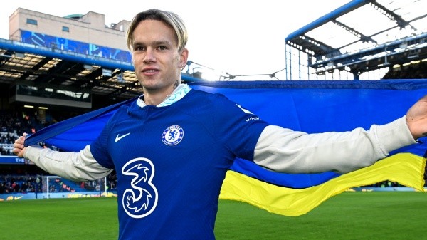 Mikhaylo Mudryk en su presentación en Stamford Bridge