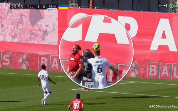 El momento en el que Nacho Fernández cabecea el balón que terminó en la portería del Real Madrid.