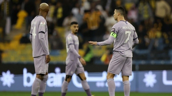 Cristiano Ronaldo, hablando con sus compañeros