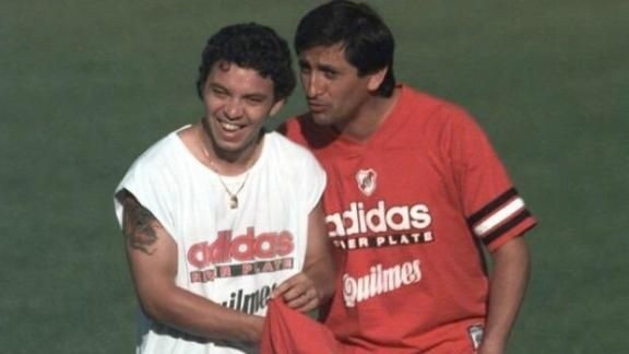 Marcelo Gallardo cuando era dirigido por Ramón Díaz en River Plate. La Página Millonaria.