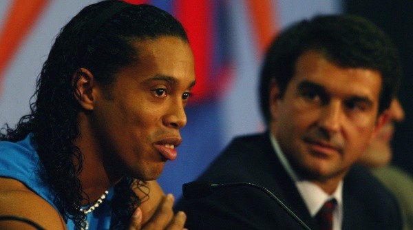 Ronaldinho, junto a Laporta en su presentación en Barcelona en 2003 (Getty Images)