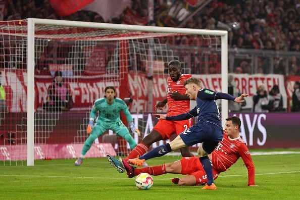 Upamecano en defensa de Bayern Múnich. Getty.