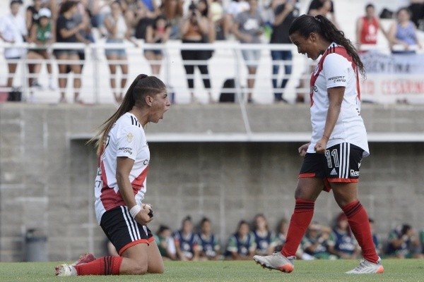 Acuña celebra con Birizamberri. (Foto River Femenino)
