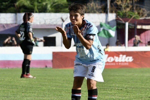 Mica Sandoval celebra el cuarto de UAI. (Foto UAI)