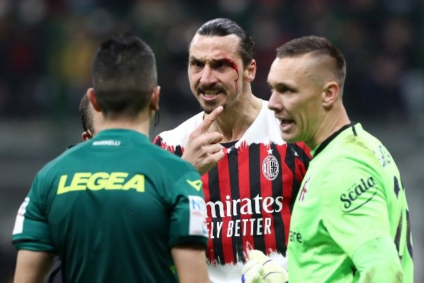 Foto: Marco Luzzani/Getty Images - Ibra discute com árbitro após confusão em Milan x Bologna em 2022