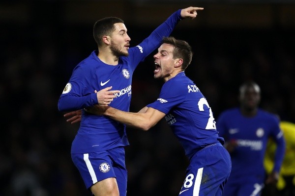 Azpilicueta y Hazard con la camiseta de Chelsea. (Getty)