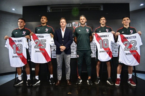 Enzo Díaz junto al resto de los refuerzos. (Foto: Prensa River)