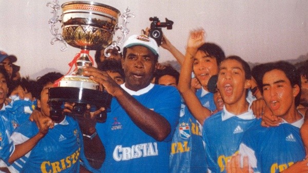 Brilló como defensor y siguió ligado al club después del retiro (Twitter)