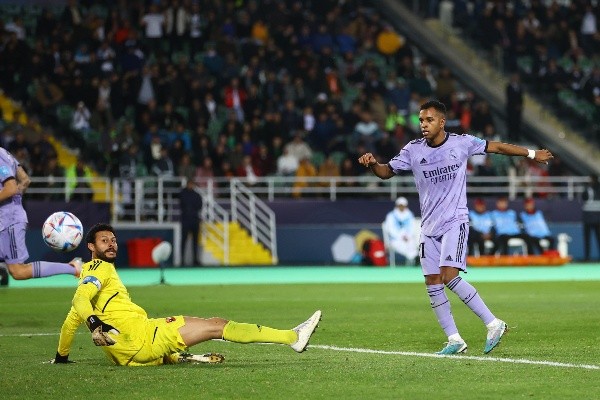 Foto: Michael Steele/Getty Images - Rodrigo toca na saída do goleiro em vitória do Real contra o Al Ahly na semi do Mundial