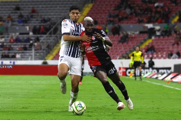 Víctor Guzmán marcó muy bien a Julián Quiñones (Imago 7)