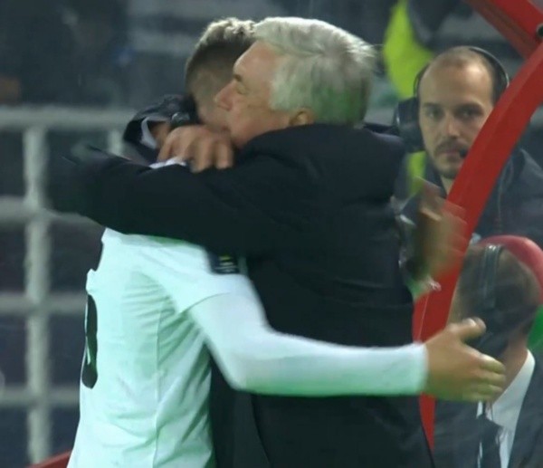 Así fue el abrazo entre Ancelotti y Valverde tras cumplir la apuesta (Twitter @AdriRM33)